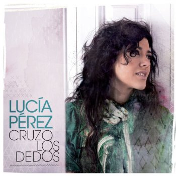 Lucia Perez Cruzo los Dedos