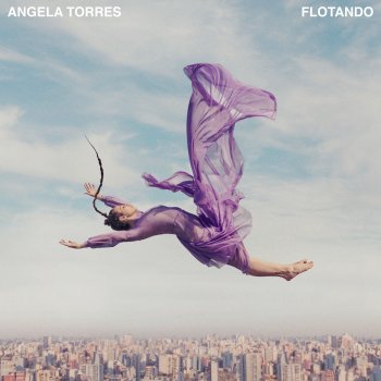 Angela Torres FLOTANDO