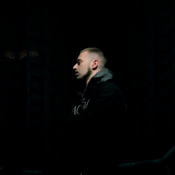 WHITE GALLOWS В лифте