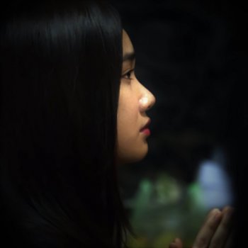 Chintya Gabriella Sujud di Altarnya