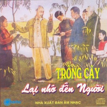 Anh Tuyet Bên tượng đài Bác Hồ