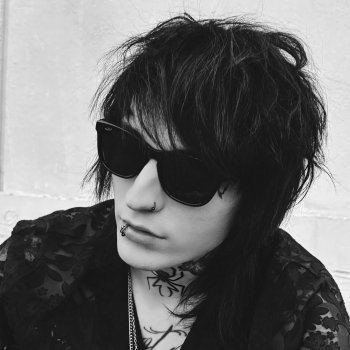 Исполнитель Johnnie Guilbert, альбом Kiss Me