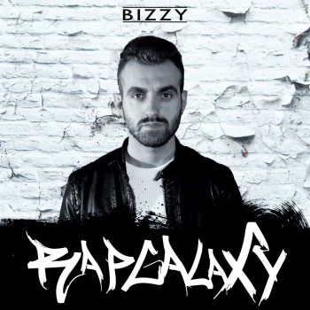 Bizzy feat. Kash King trägt Versace 2