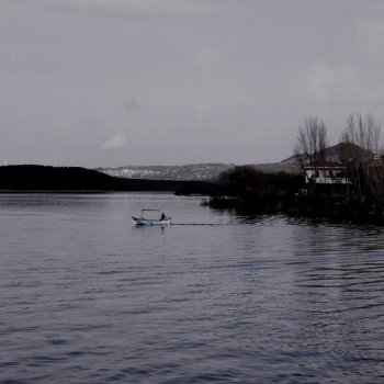 Исполнитель Alper, альбом Bir Göl Kıyısında